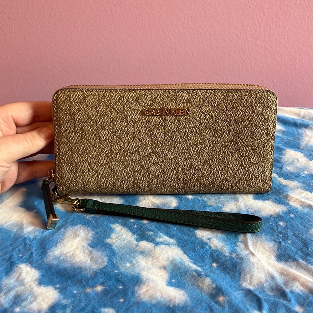 Calvin Klein long zipper wallet green NWOT